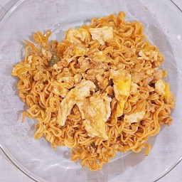 มาม่าผัดไข่ไม่ผัก