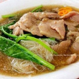 ราดหน้าหมูหมักเส้นหมี่