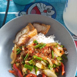 หมูกรอบผัดพริกเผ่าราดข้าว
