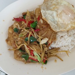 ปลาผัดฉ่าราดข้าวไข่ดาว
