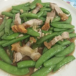 ผัดถั่วลันเตาหมูกรอบราดข้าว