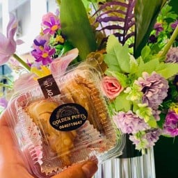 ขนมกะหรี่ปั้บสูตรงาดำ by Golden Puffs ประชาชื่น