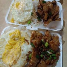 หมูทอดกระเทียมราดข้าวไข่ดาว