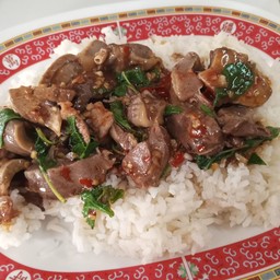 กระเพราเครื่องในไก่