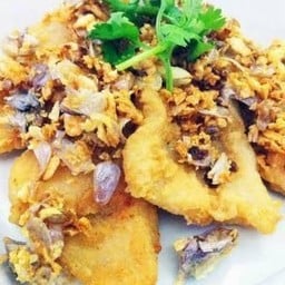 ปลากระพงทอดกระเทียม+น้ำปลาเปรี้ยว ราดข้าว