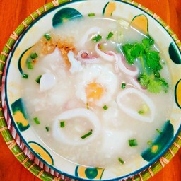 ข้าวต้มปลาหมึก (ใส่ไข่)