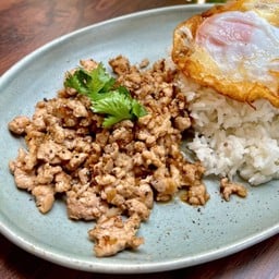 หมูกระเทียมพริกไทย + ไข่ดาว
