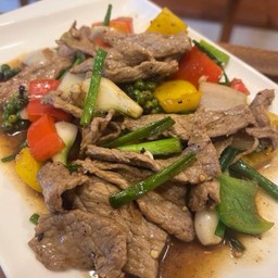 เนื้อผัดพริกไทยดำ (กับข้าว)