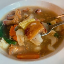 ราดหน้าหมูกรอบซาลูน
