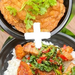 ไข่เจียวหมูสับ + กระเพราหมูกรอบ