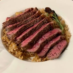 [อร่อยซ่ากับโค้ก] ข้าวผัดกระเทียมหน้าเนื้อย่าง +  โค้ก ออริจินัล (กระป๋อง)