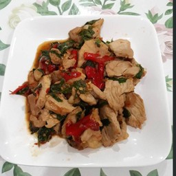 ข้าวกระเพราหมูชิ้นรสจัด