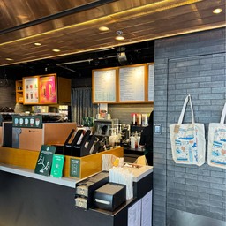 Starbucks Gate 2, Airport