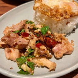 กะเพราพริกแห้งไก่ + ไข่ดาว