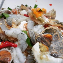 ยำปูม้ากุ้งสด