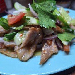 ยำคอหมูย่าง