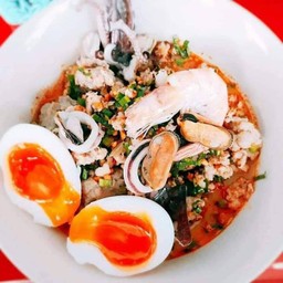 ก๋วยจั๊บทะเลต้มยำ+ไข่