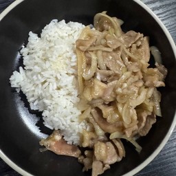 เนื้อผัดน้ำมันหอยราดข้าว