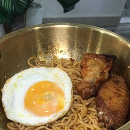 มาม่าแห้งเผ็ดเกาหลี ปีกไก่นิวออลีน+ไข่ดาว