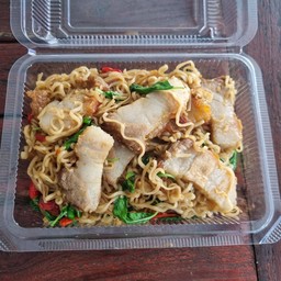 มาม่าผัดกระเพราหมูกรอบ