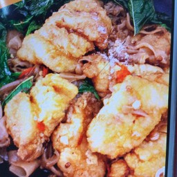 เส้นใหญ่ผัดกระเพราปลา