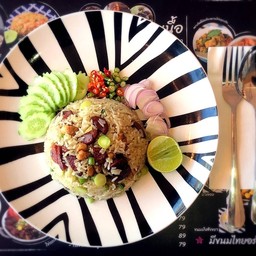 ข้าวผัดปลาเค็มหอมกุนเชียงทอด