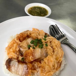 ข้าวไข่ข้นหน้าหมูกรอบ