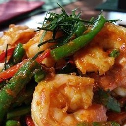 ผัดพริกแกงถั่วฝักยาว กุ้งราดข้าว