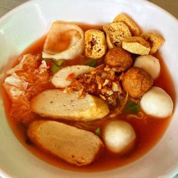 ก๋วยเตี๋ยวลูกชิ้นปลาเฮียกอบ