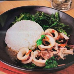 ข้าวกระเพราปลาหมึก