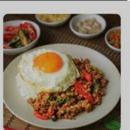 กะเพราไก่ชิ้นสูตรดั้งเดิม