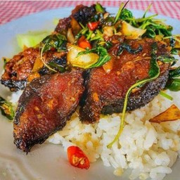 กะเพราปลาช่อนทอด