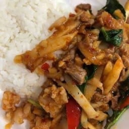 ผัดหน่อไม้ดองราดข้าว