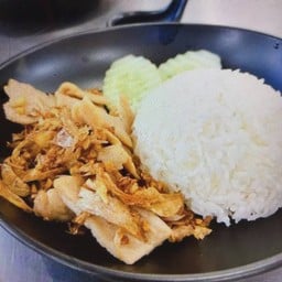 ข้าวกระเทียมหมูนุ่ม