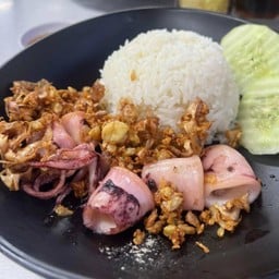 ข้าวกระเทียมปลาหมึก