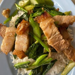 หมูกรอบผัดคะน้านำ้มันหอย ( กับข้าว )