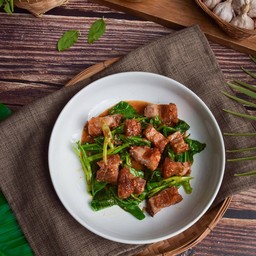 ผัดคะน้าหมูกรอบ(กับข้าว)