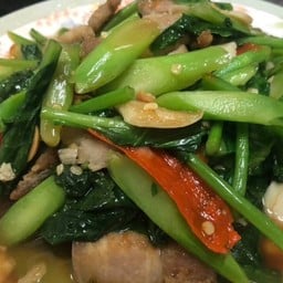 คะน้าหมูกรอบราดข้าว