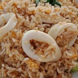 ข้าวผัดปลาหมึก