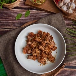 กระเทียมพริกไทยหมูกรอบ(กับข้าว)