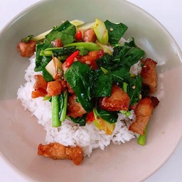 คะน้าหมูกรอบ (ราดข้าว)