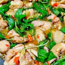 ไก่ผัดใบโหระพา ราดข้าว