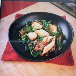 เส้นใหญ่ผัดกระเพราไก่