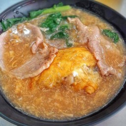 เส้นใหญ่ห่อไข่ราดหน้าหมูนุ่ม