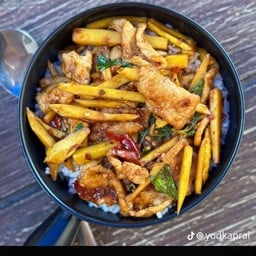 ข้าวราด กะเพราหมูสับหน่อไม้ดอง