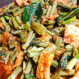 พริกแกงผักบุ้งหมูชิ้นราดข้าว(ฟรีไข่ดาว)