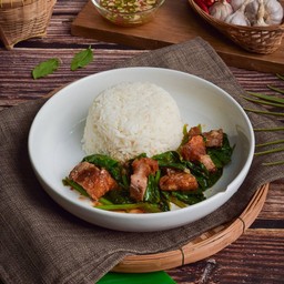 ข้าวคะน้าหมูกรอบ