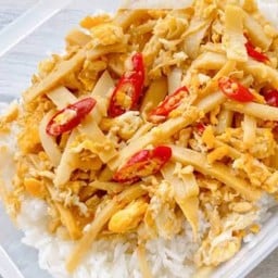 ผัดหน่อไม้ไข่ราดข้าว