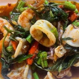 ผัดพริกแกงทะเลเป็นกับ