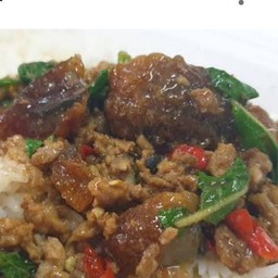 กระเพราไข่เยี่ยวม้าหมูสับราดข้าว